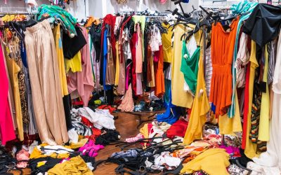 La Mode S’effondre : Quand Fast Fashion et Changement Climatique S’entrechoquent